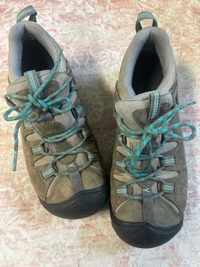 Keen Taupe Lace-Up Women's Boots with Teal Laces